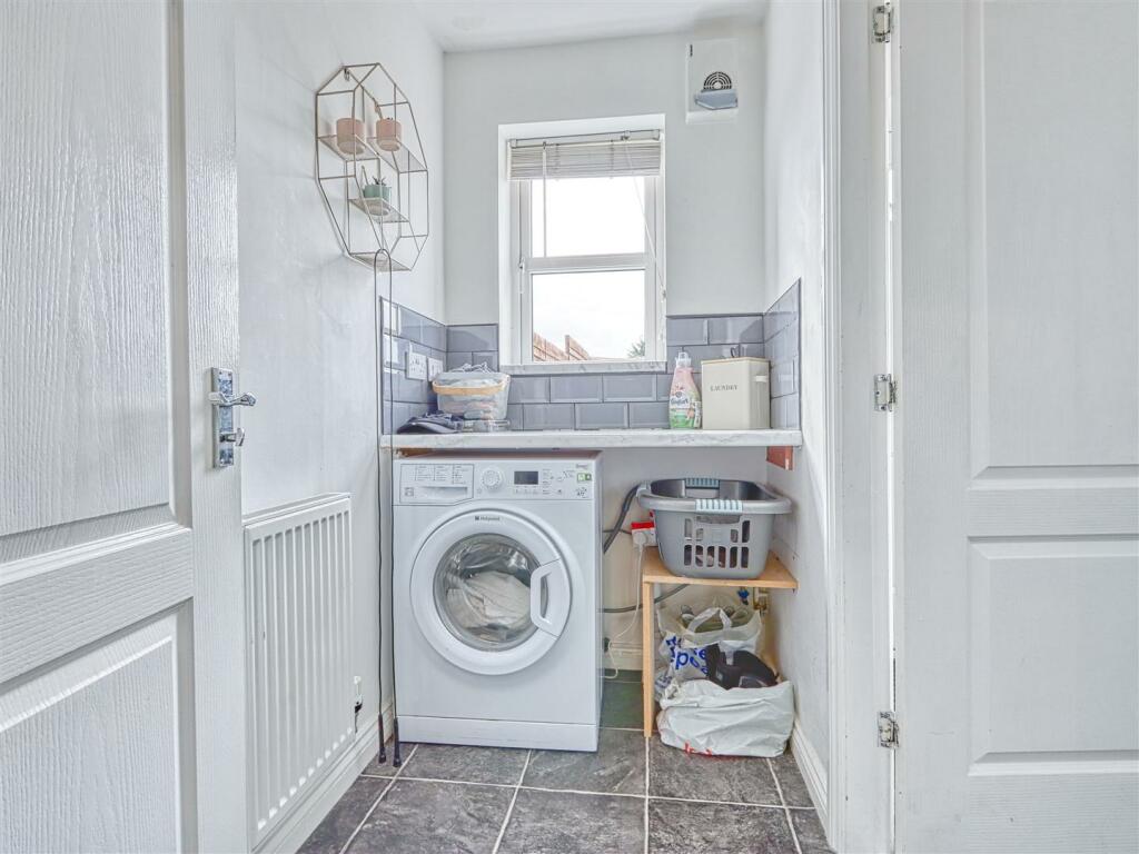 3 bedroom semidetached house for sale in Calver Avenue, North