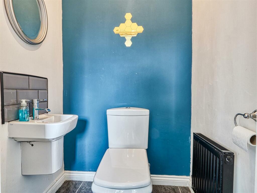 3 bedroom semidetached house for sale in Calver Avenue, North