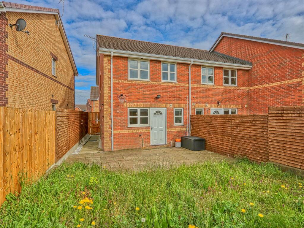 3 bedroom semidetached house for sale in Calver Avenue, North