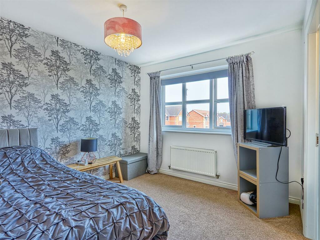 3 bedroom semidetached house for sale in Calver Avenue, North