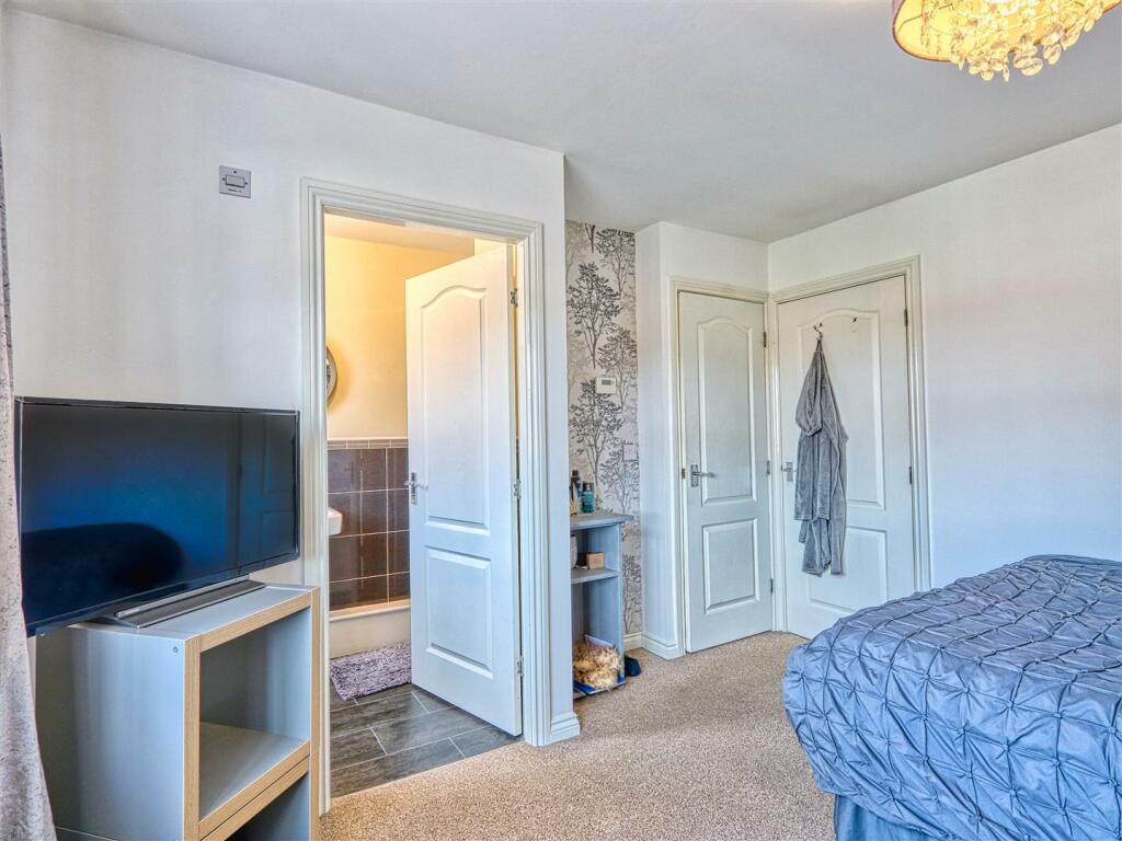 3 bedroom semidetached house for sale in Calver Avenue, North
