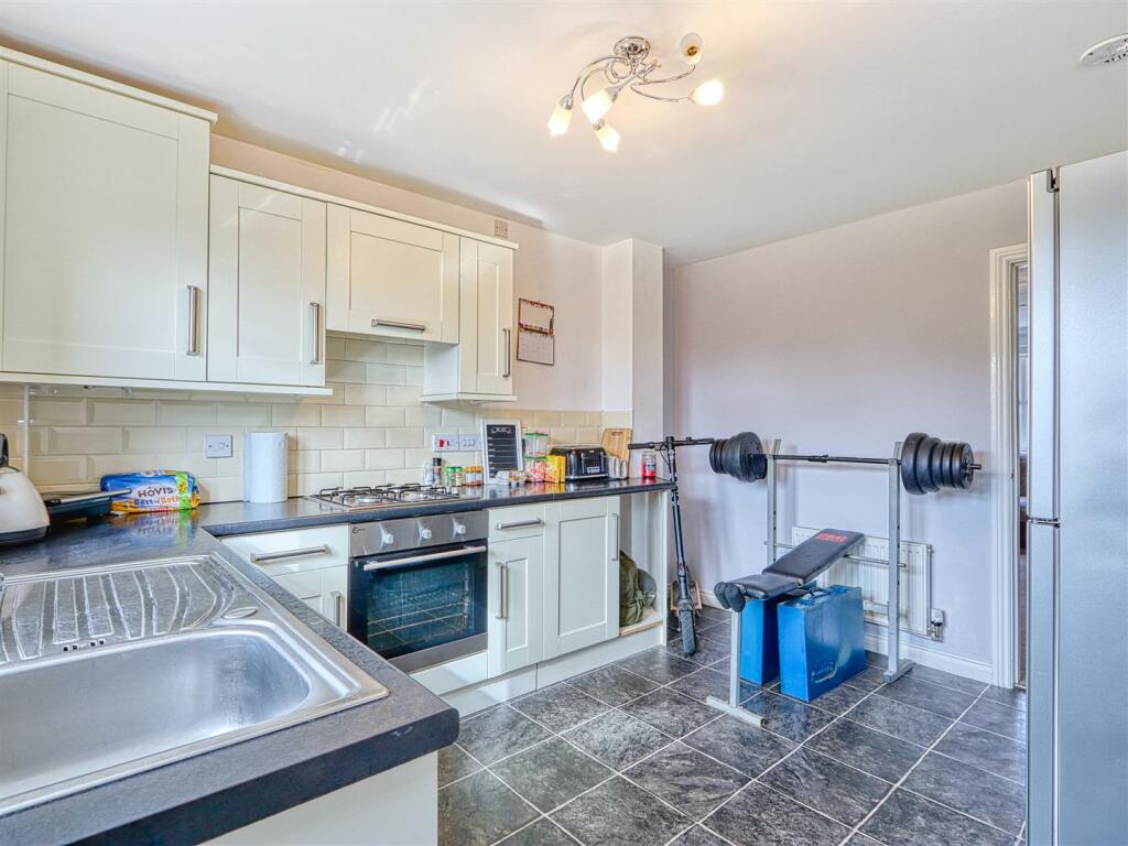 3 bedroom semidetached house for sale in Calver Avenue, North