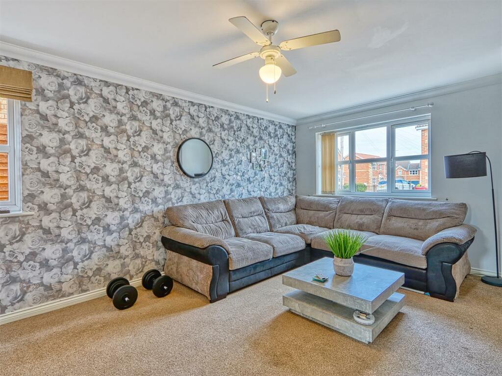 3 bedroom semidetached house for sale in Calver Avenue, North