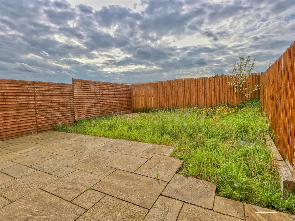 3 bedroom semidetached house for sale in Calver Avenue, North