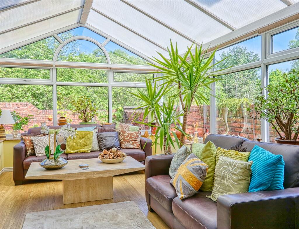 3 bedroom detached house for sale in Springwood Street, Temple