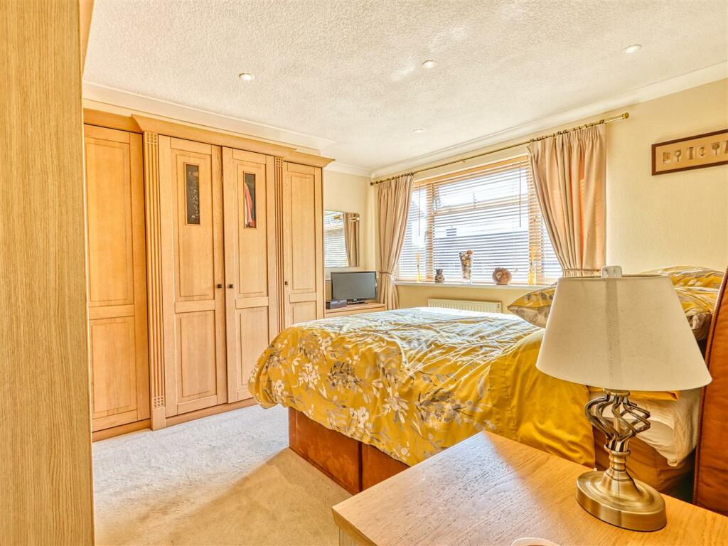 3 bedroom detached house for sale in Springwood Street, Temple