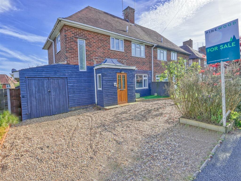 3 bedroom semidetached house for sale in Derby Road, New Tupton