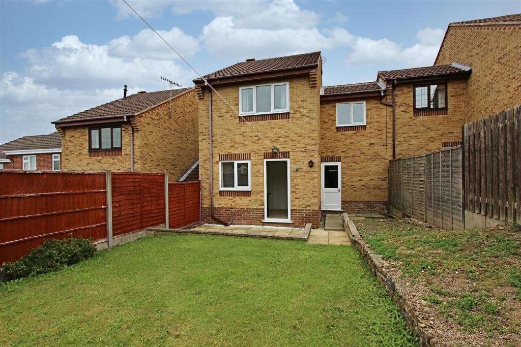 3 bedroom detached house for rent in Ivy Spring Close. Wingerworth