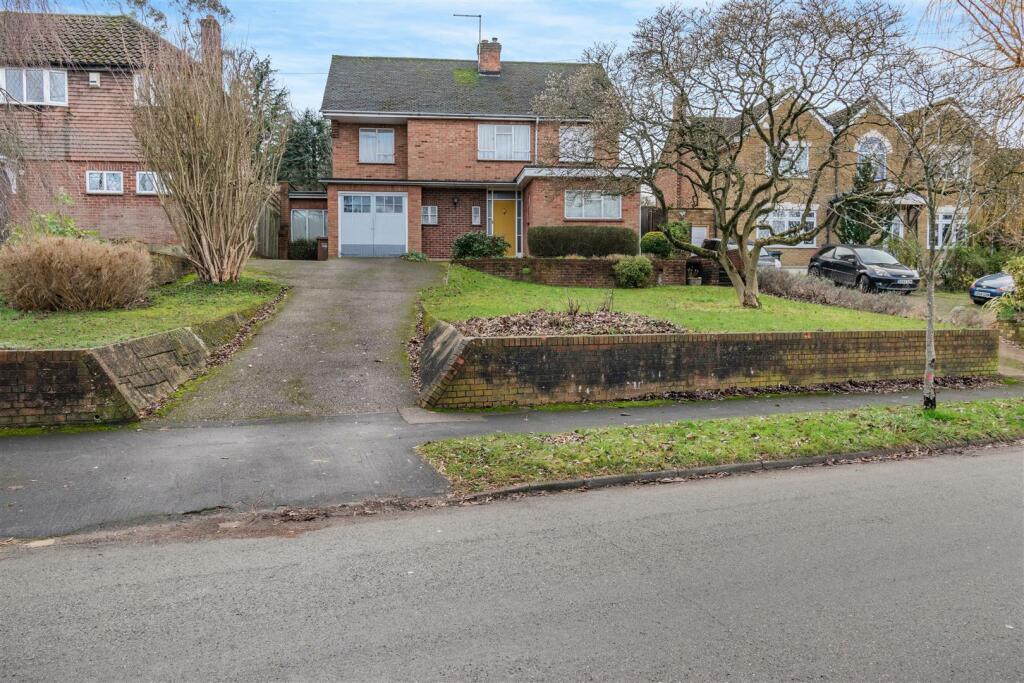 3 bedroom detached house for sale in Highfield Way, Rickmansworth, WD3