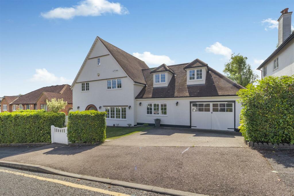 5 bedroom detached house for sale in Berks Hill, Chorleywood