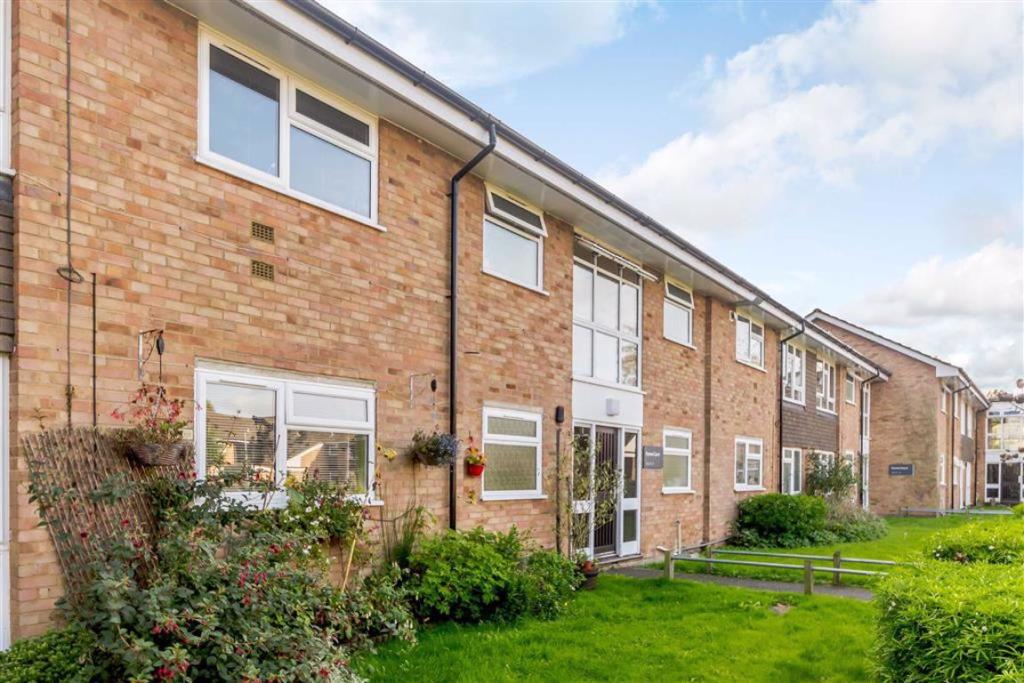 2 bedroom flat for sale in Ryman Court, Chorleywood, WD3