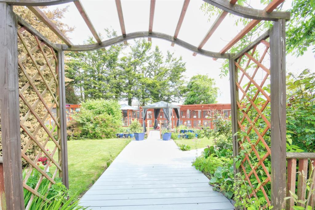 3 bedroom detached bungalow for sale in Stoke Albany Road, Desborough, Northamptonshire, NN14