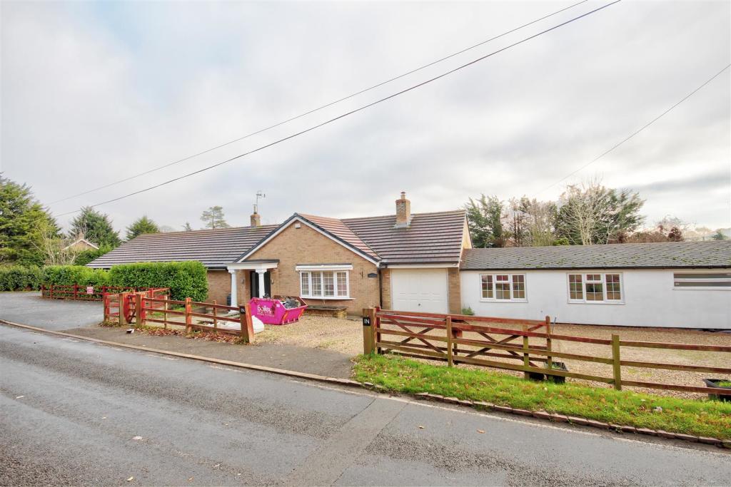 3 bedroom detached bungalow for sale in Stoke Albany Road, Desborough