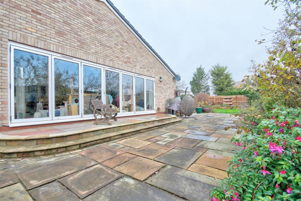 3 bedroom detached bungalow for sale in Stoke Albany Road, Desborough, Northamptonshire, NN14