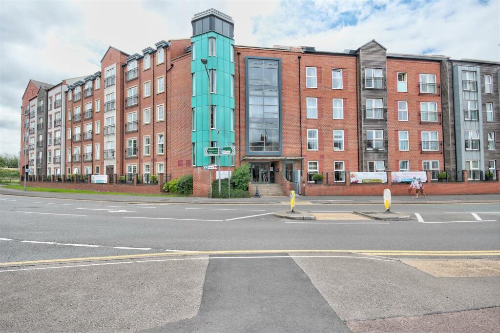 2 bedroom retirement property for sale in Avon House, Welland Place