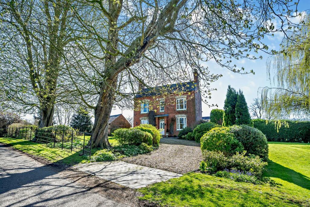 5 bedroom detached house for sale in The Chestnuts, Carlton Lane