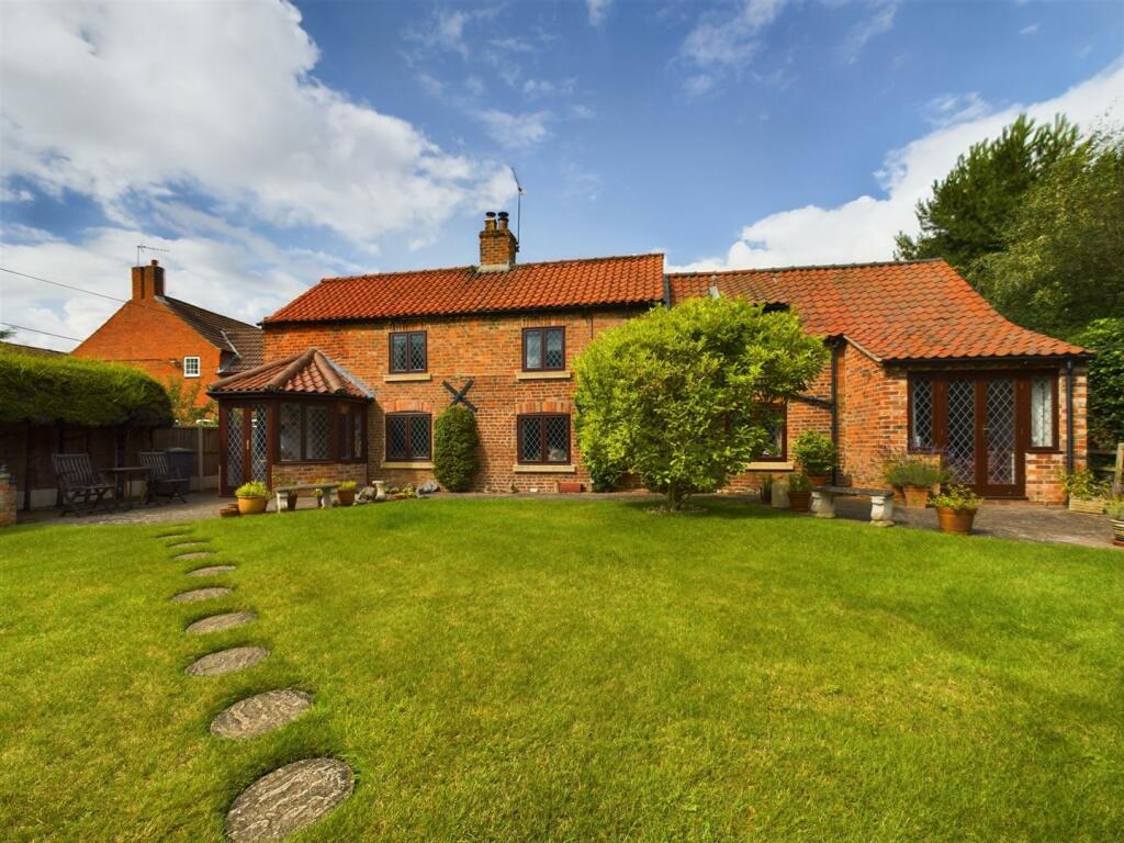 4 bedroom cottage for sale in Main Street, Thorpeonthehill, Lincoln, LN6