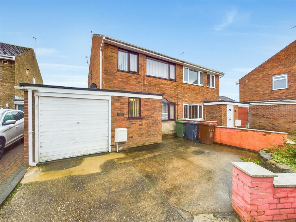 3 bedroom semidetached house for sale in Snowdon Close, Lincoln, LN5