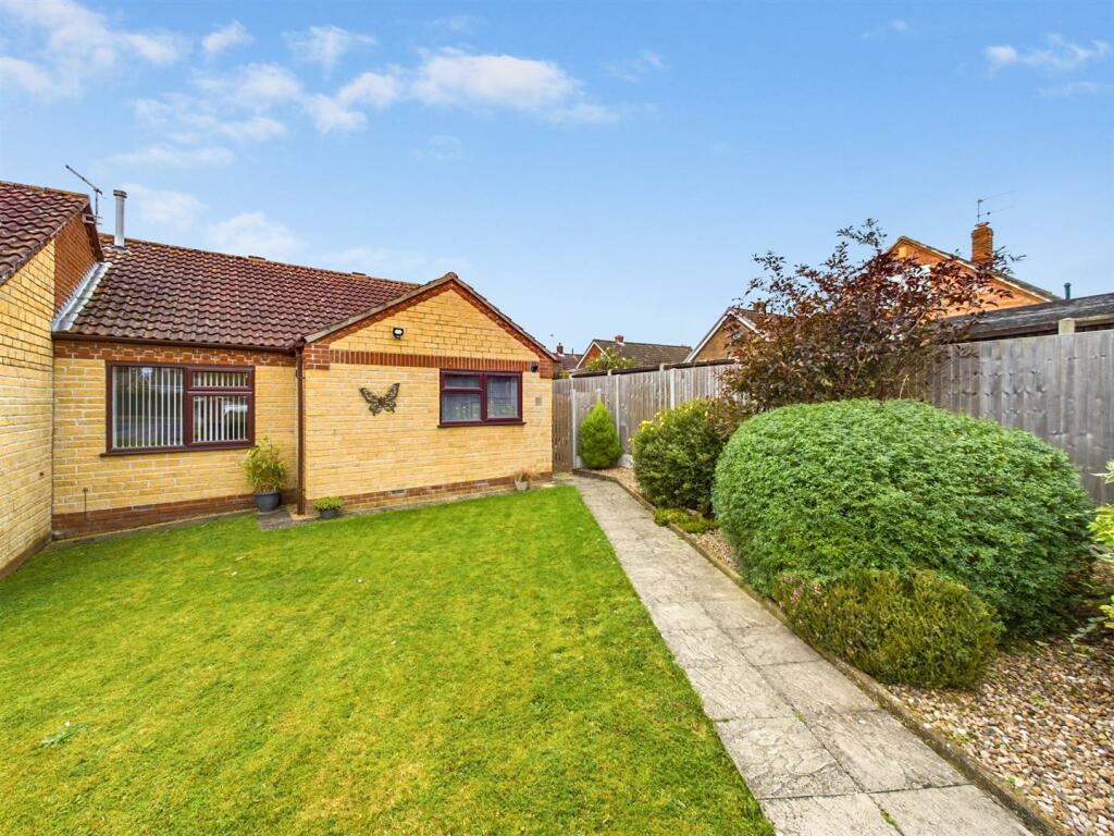 2 bedroom semidetached bungalow for sale in Meadowlake Close, Lincoln, LN6
