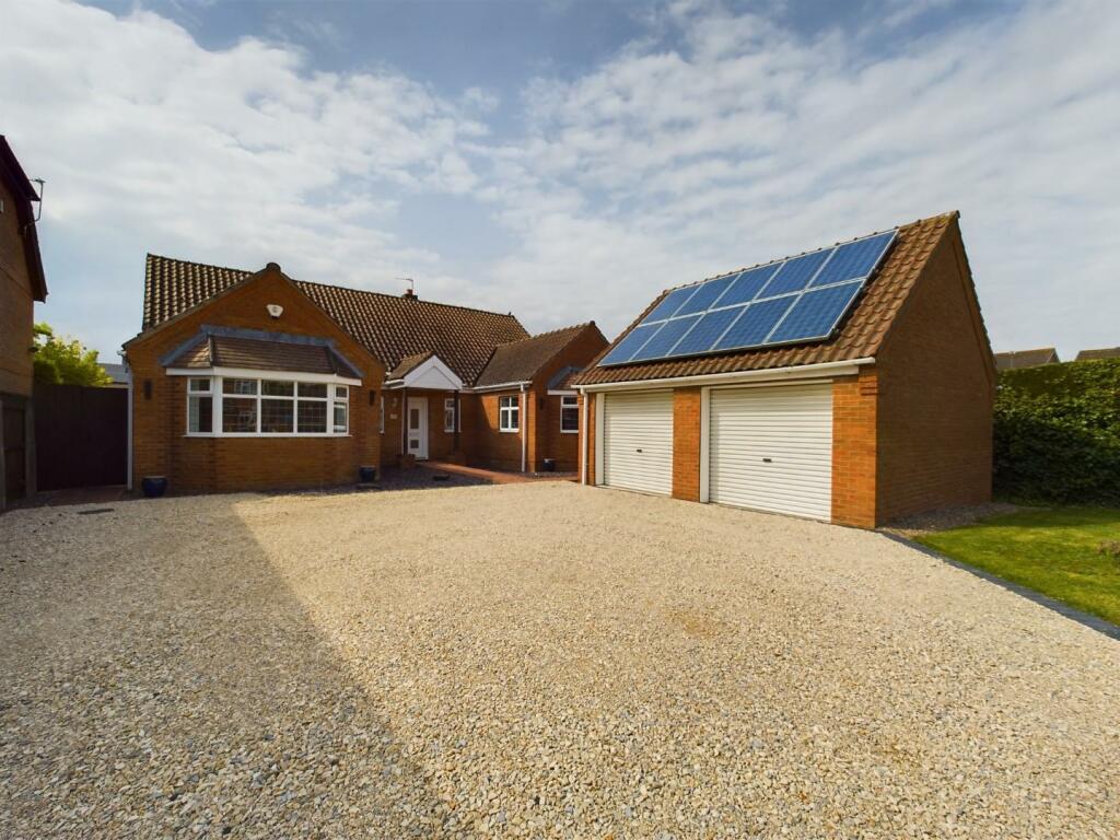 3 bedroom detached house for sale in Brant Road, Lincoln, LN5