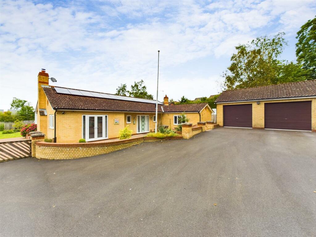 3 bedroom detached bungalow for sale in Station Road, Kirton Lindsey