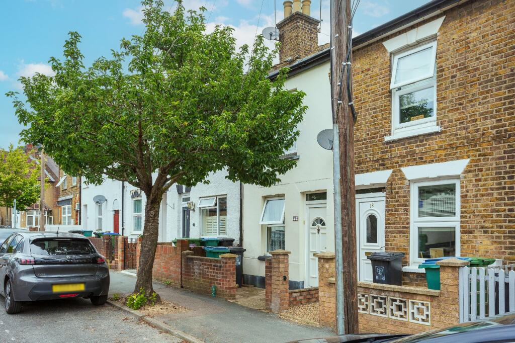 2 bedroom terraced house for sale in Cross Street, Watford