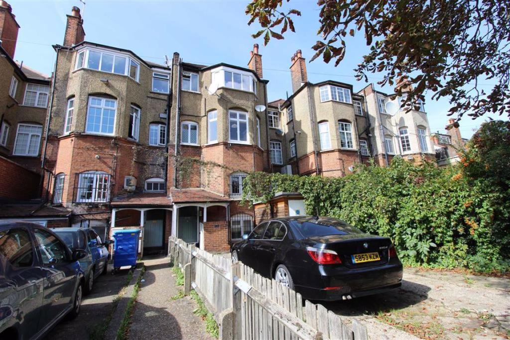 2 bedroom flat for sale in Queens Avenue, Winchmore Hill, London, N21