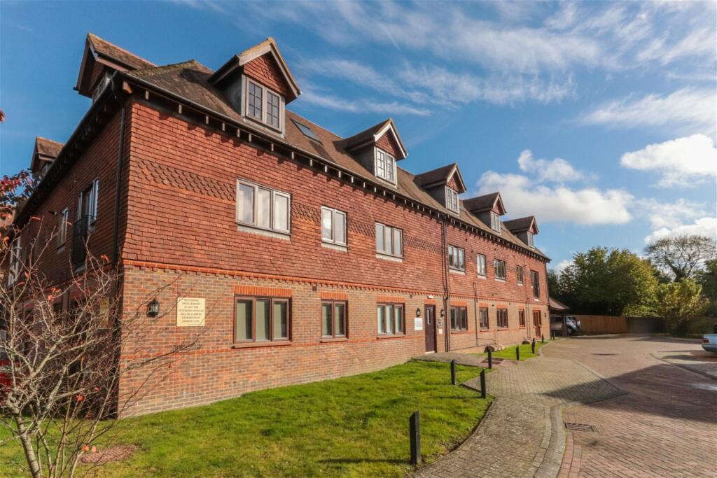 2 bedroom flat for sale in Ground Floor Flat In Hurst Green, TN19