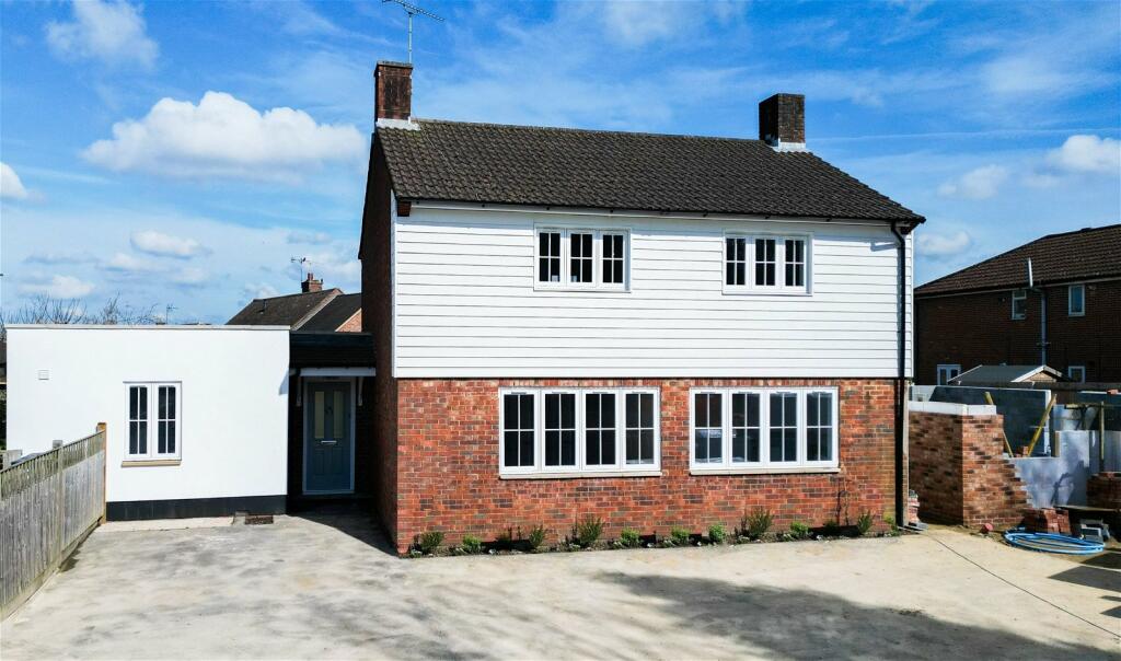 4 bedroom detached house for sale in No Onward Chain in Hawkhurst, TN18