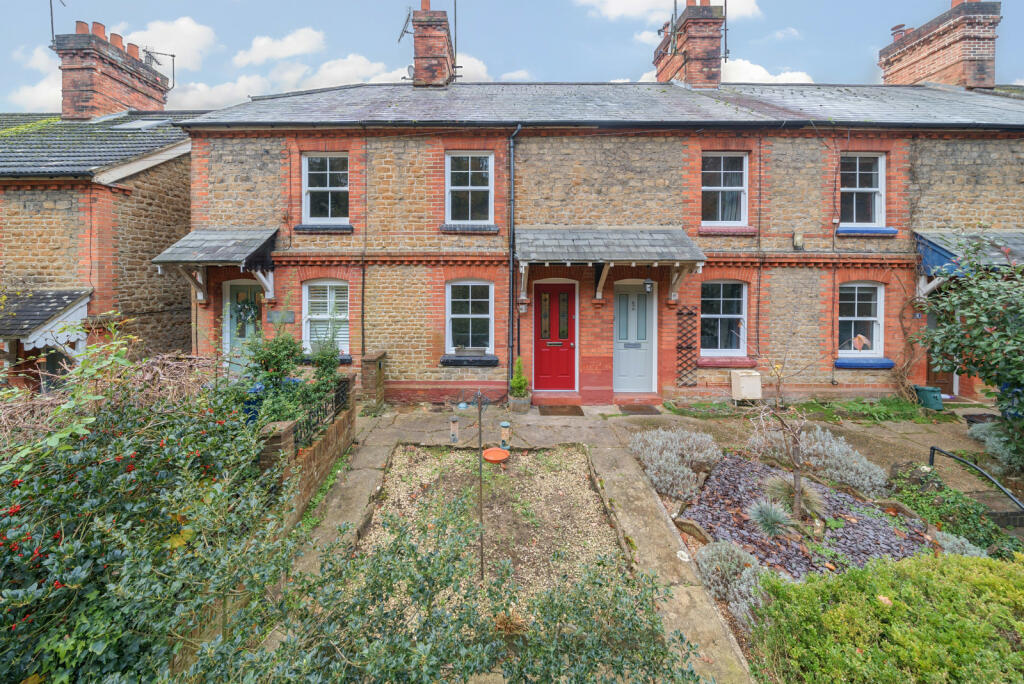 2 bedroom terraced house for sale in Eashing Lane, Godalming, GU7