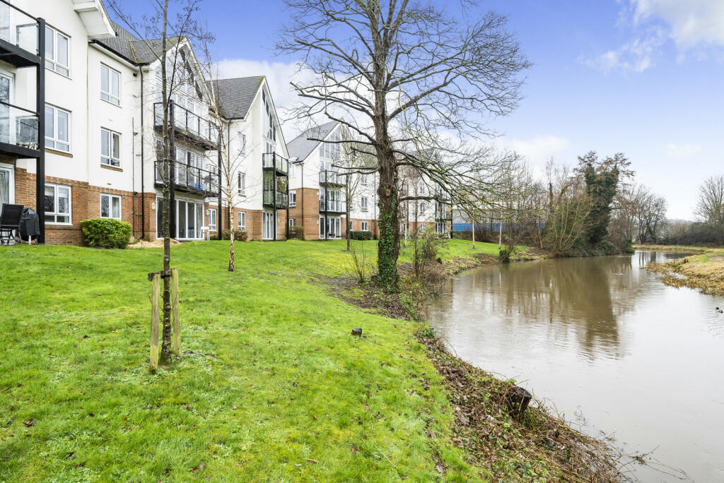 2 bedroom flat for sale in Weyview Gardens, Godalming, GU7