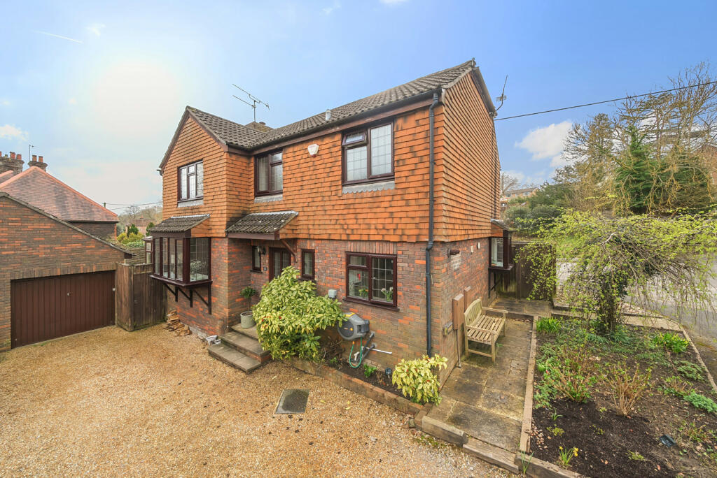 4 bedroom detached house for sale in Crofts Close, Chiddingfold, GU8