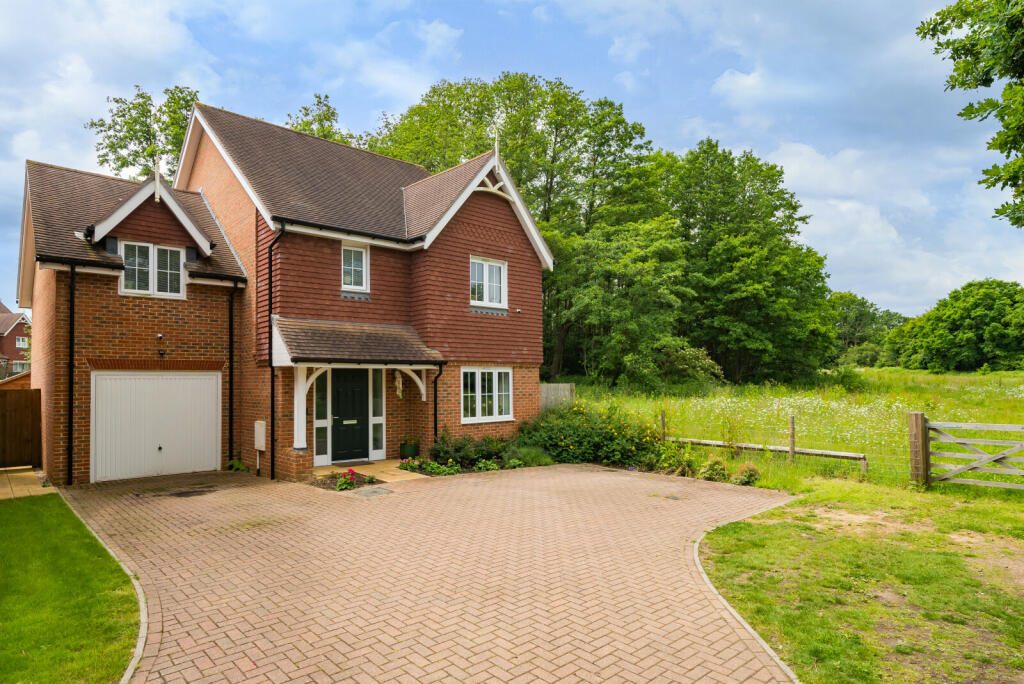 4 bedroom detached house for sale in Water Meadow Close, Elstead, GU8