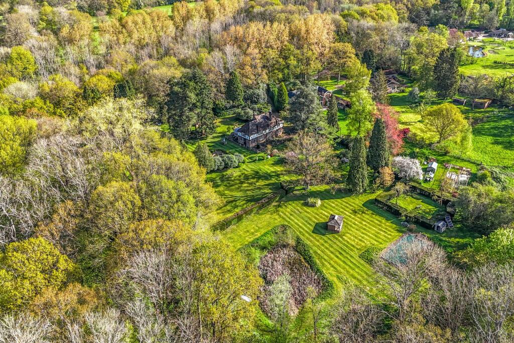 5 bedroom detached house for sale in New Barn Lane, Ockley, RH5