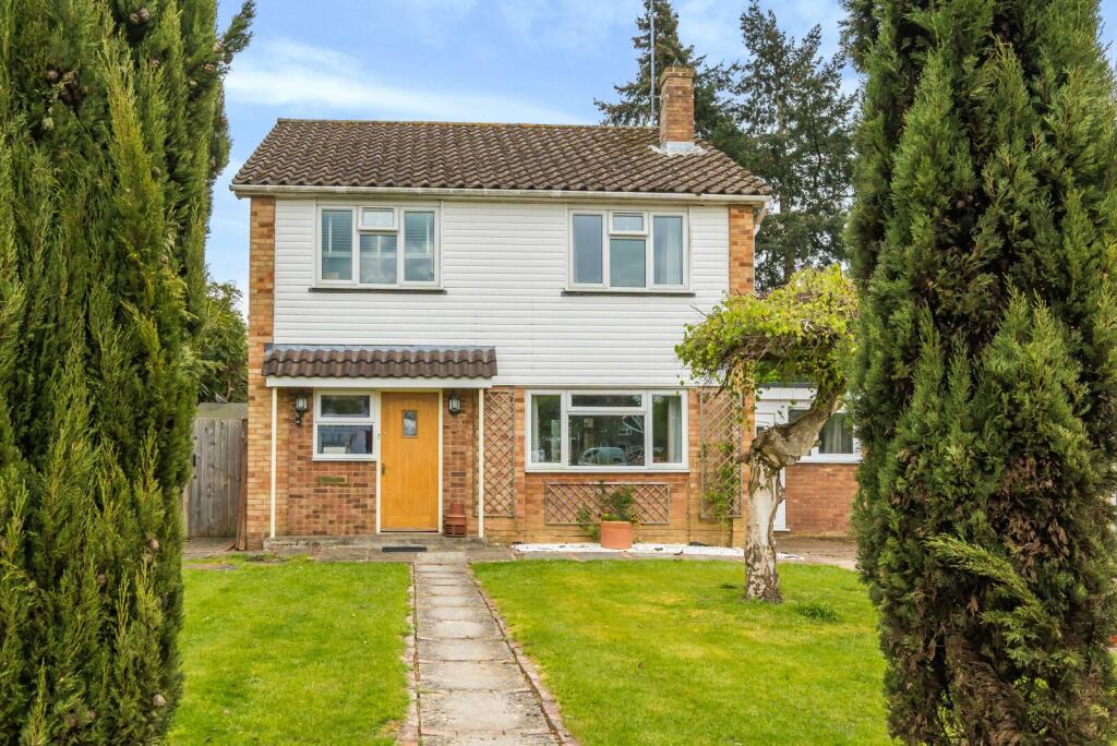 4 bedroom detached house for sale in Barnfield, Cranleigh, GU6