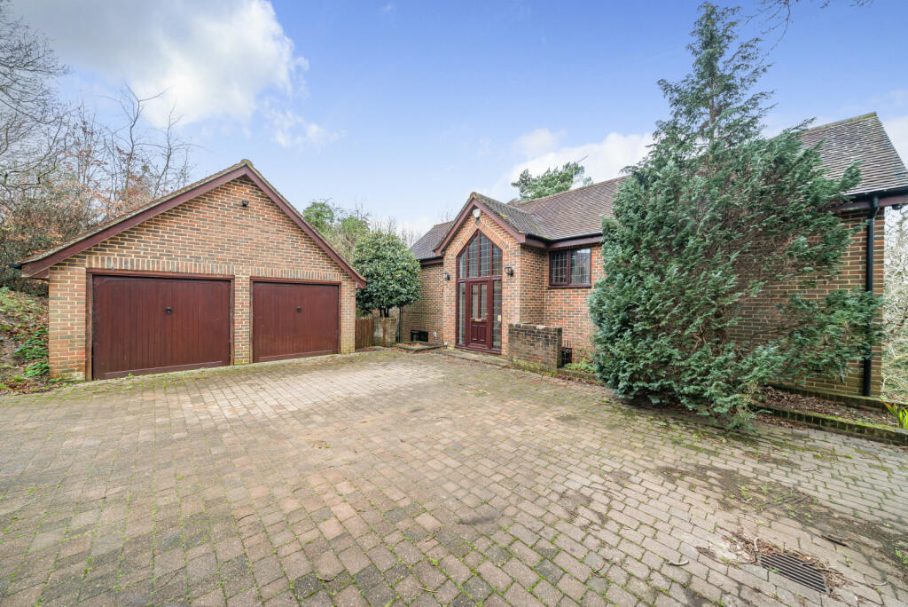 4 bedroom detached house for sale in Bridgefield, Farnham, GU9