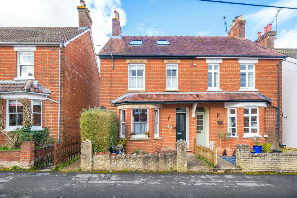 4 bedroom semidetached house for sale in Bullers Road, Farnham, Surrey
