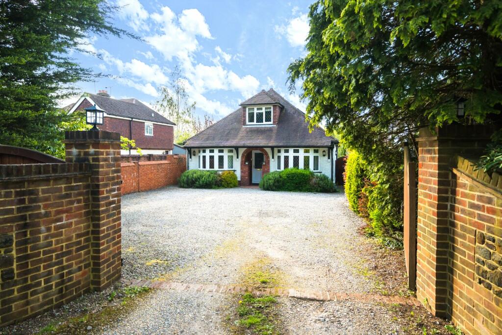 5 bedroom detached house for sale in Wrecclesham Hill, Wrecclesham