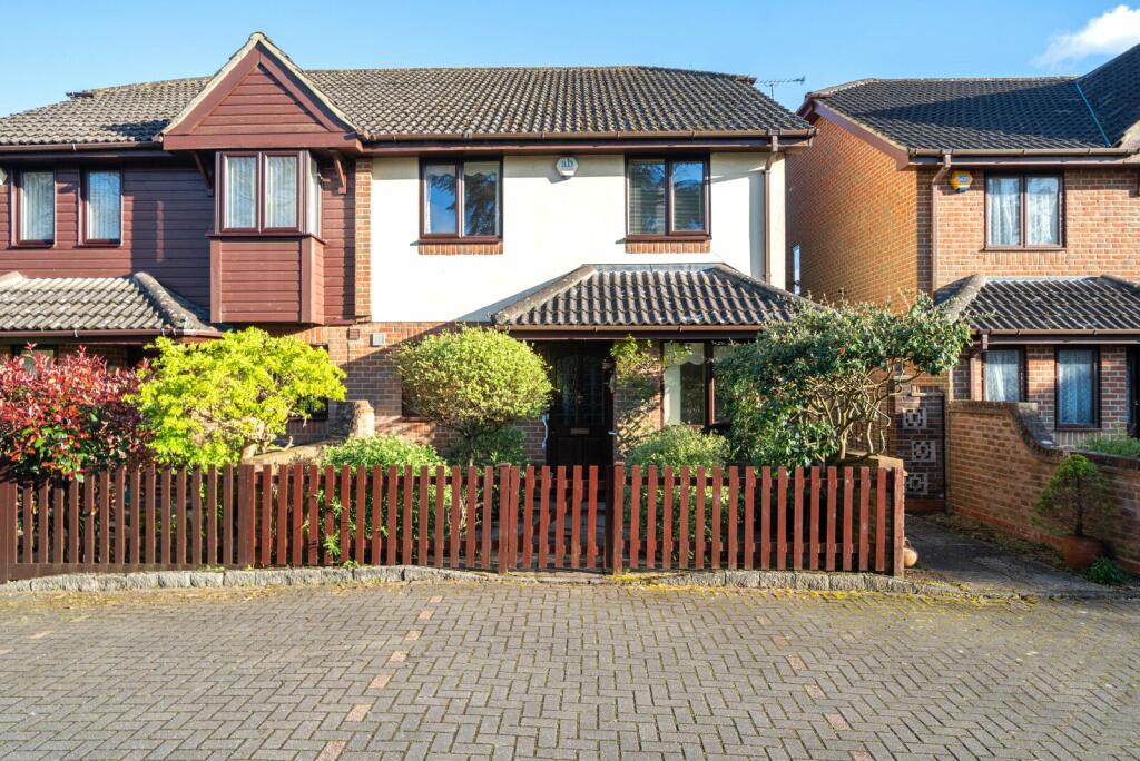 4 bedroom semidetached house for sale in Fairholme Gardens, Farnham, GU9