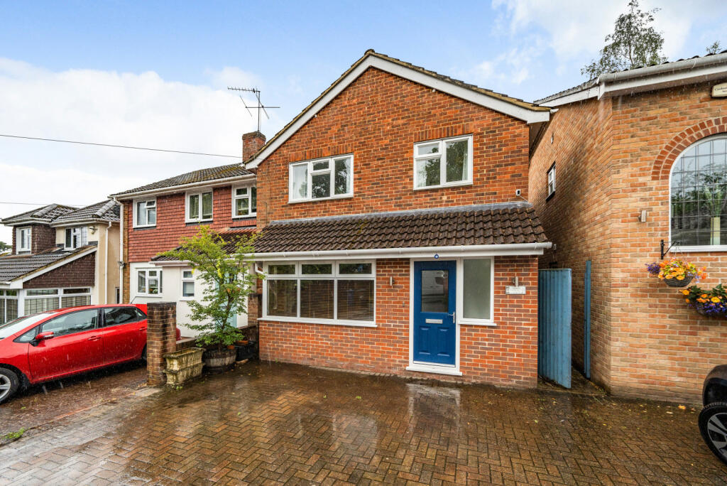 3 bedroom semidetached house for sale in Upper Hale Road, Farnham, GU9
