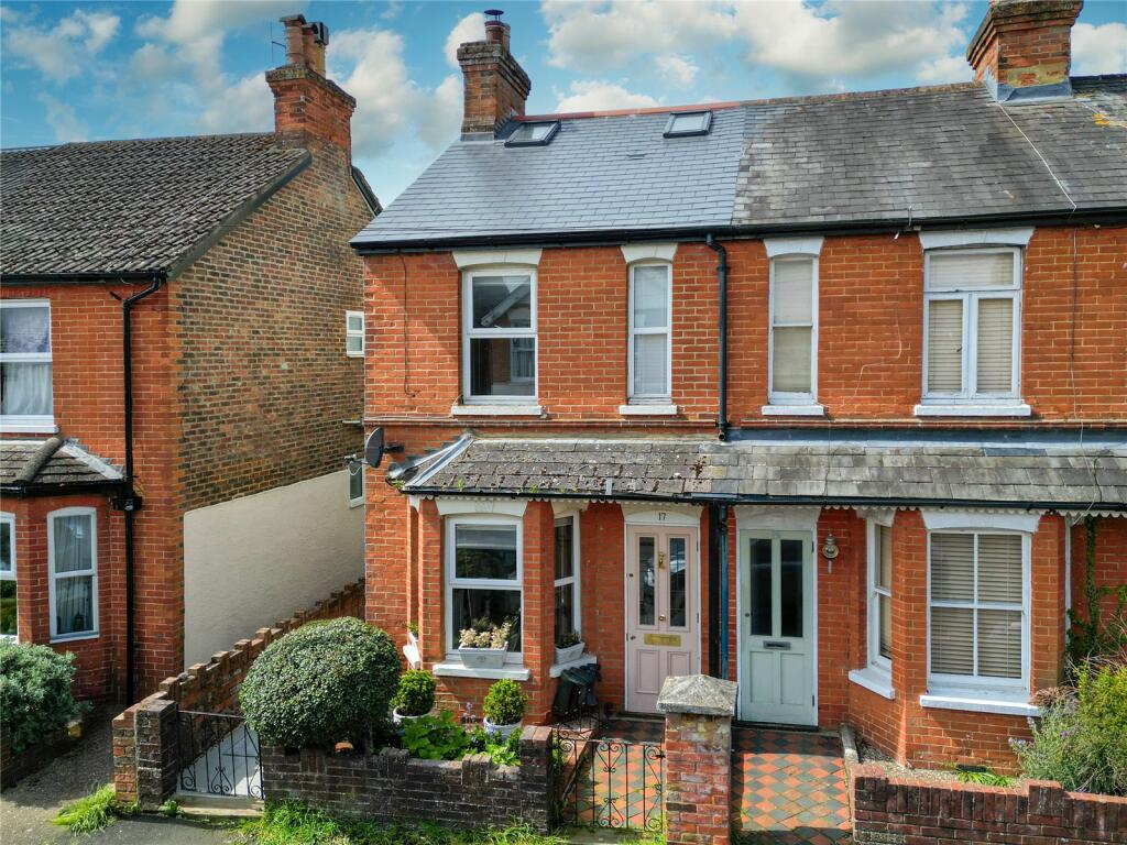 3 bedroom end of terrace house for sale in Wykeham Road, Farnham, GU9