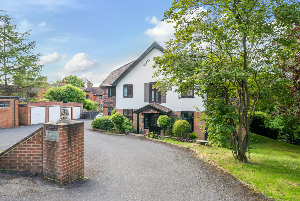 2 bedroom penthouse for sale in Shortheath Road, Farnham, GU9