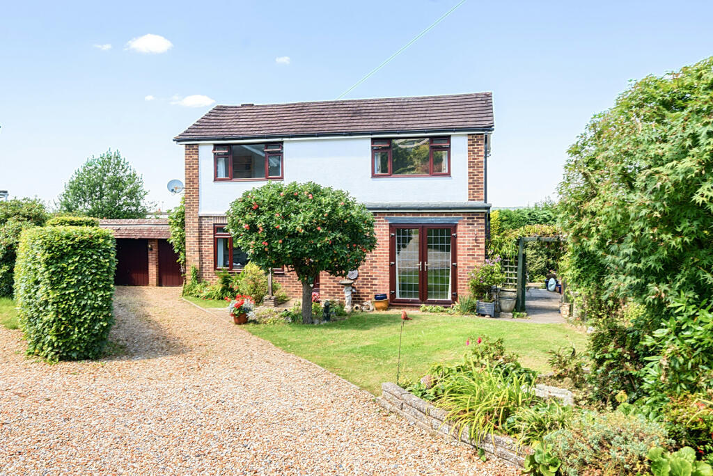 3 bedroom detached house for sale in Grove End Road, Farnham, GU9