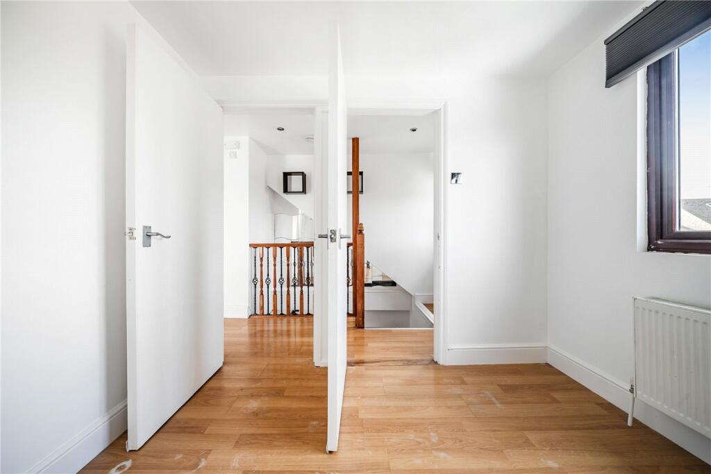 Image: https://media.rightmove.co.uk/41k/40248/150975890/40248_FHL240180_IMG_13_0000.jpeg
