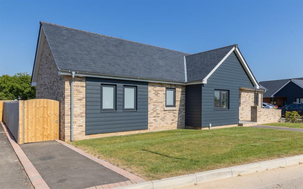 4 bedroom detached bungalow for sale in Wootton Bridge, Isle of Wight, PO33