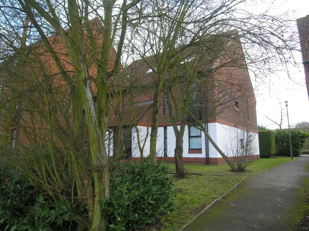 Studio apartment for sale in Goldsworth Park, GU21