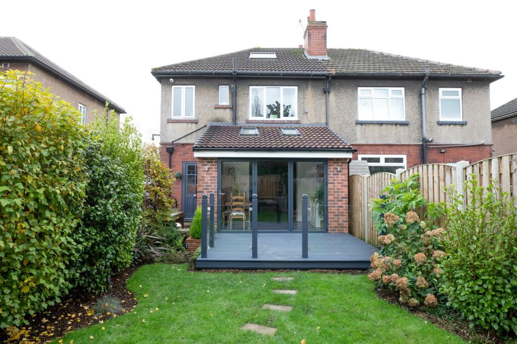 3 bedroom semidetached house for sale in Huddersfield Road, Mirfield, WF14