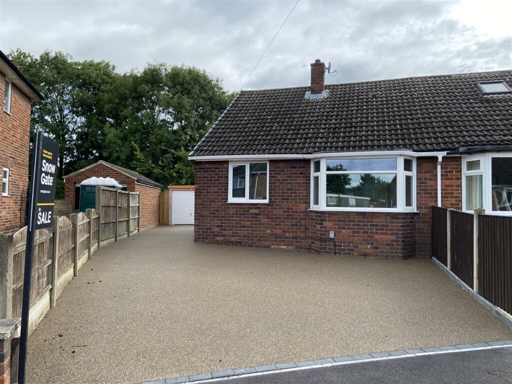 2 bedroom semidetached bungalow for sale in Deneside, Ossett, WF5