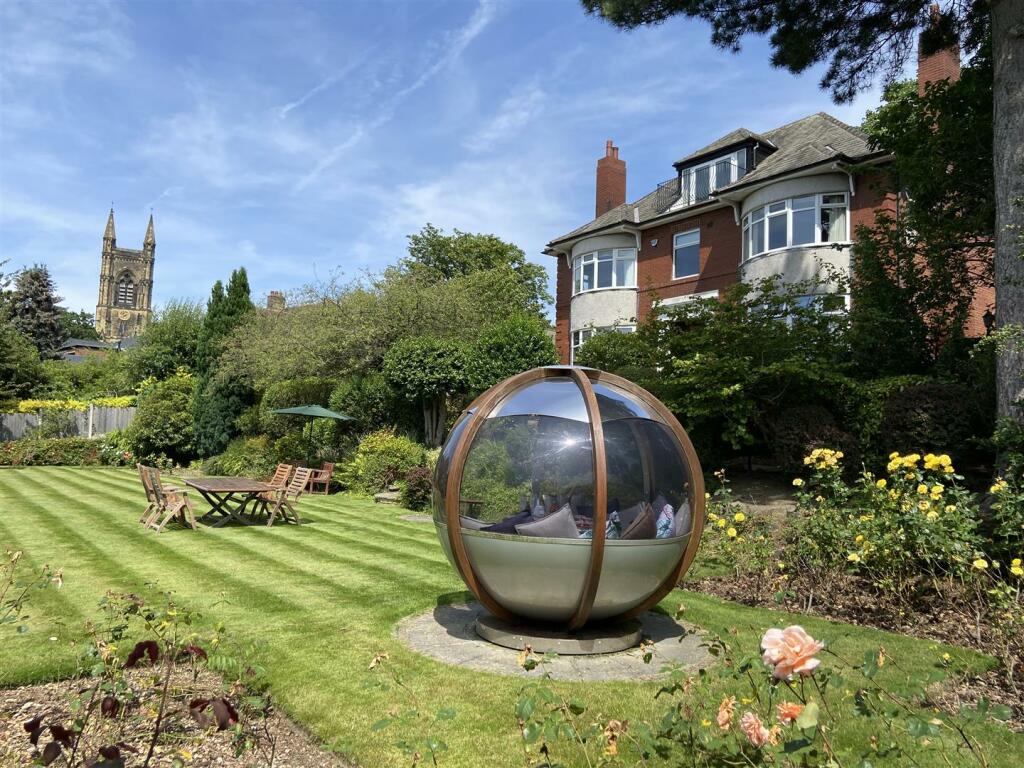 5 bedroom detached house for sale in Thornfield, Church Lane, Mirfield