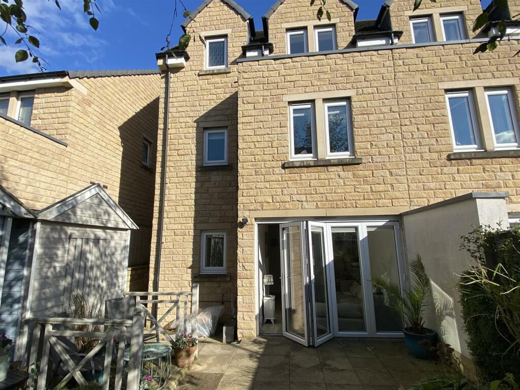 3 bedroom semidetached house for sale in Moor Croft Close, Mirfield, WF14